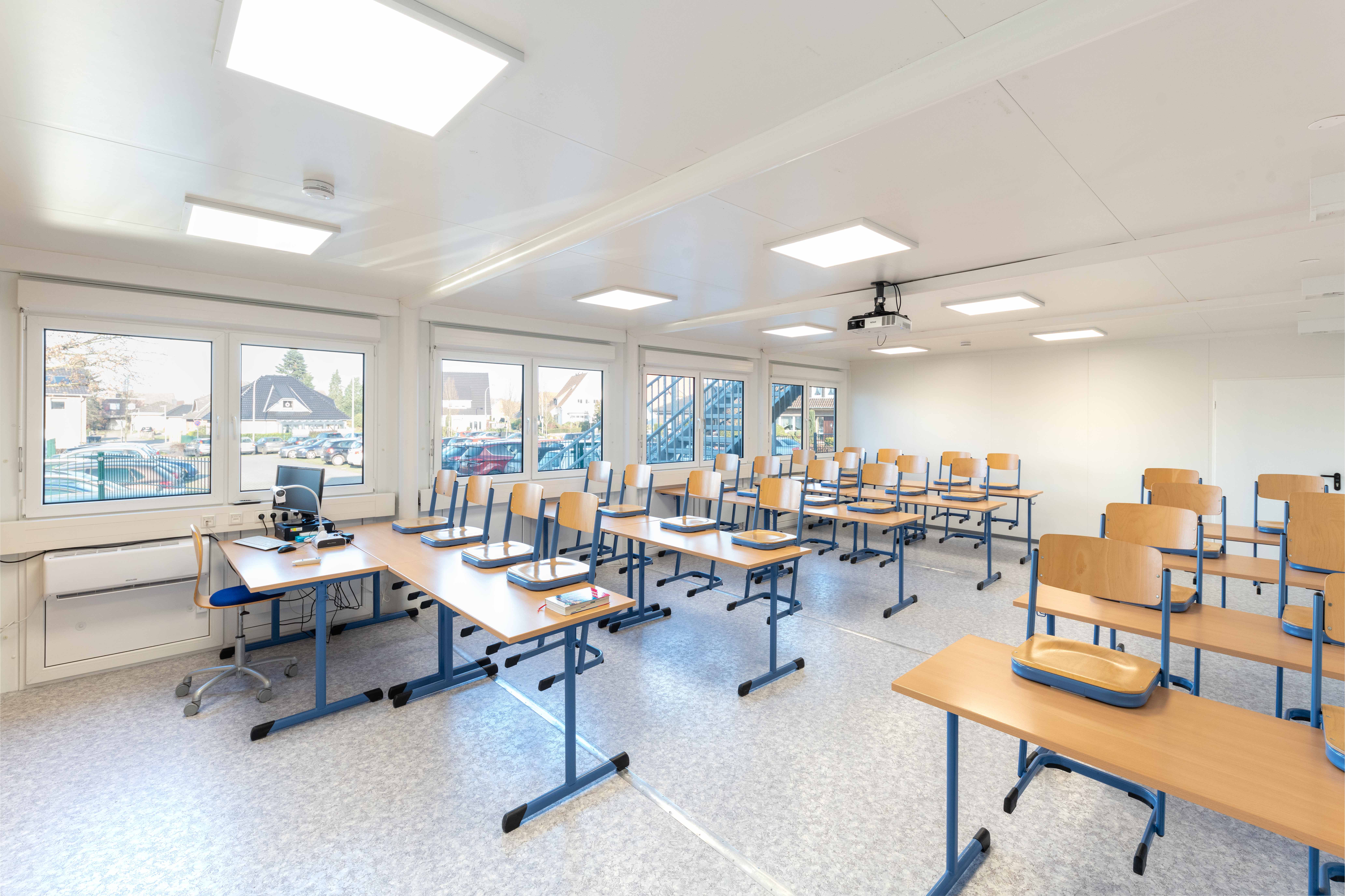Les salles de classe peuvent accueillir environ 30 élèves.