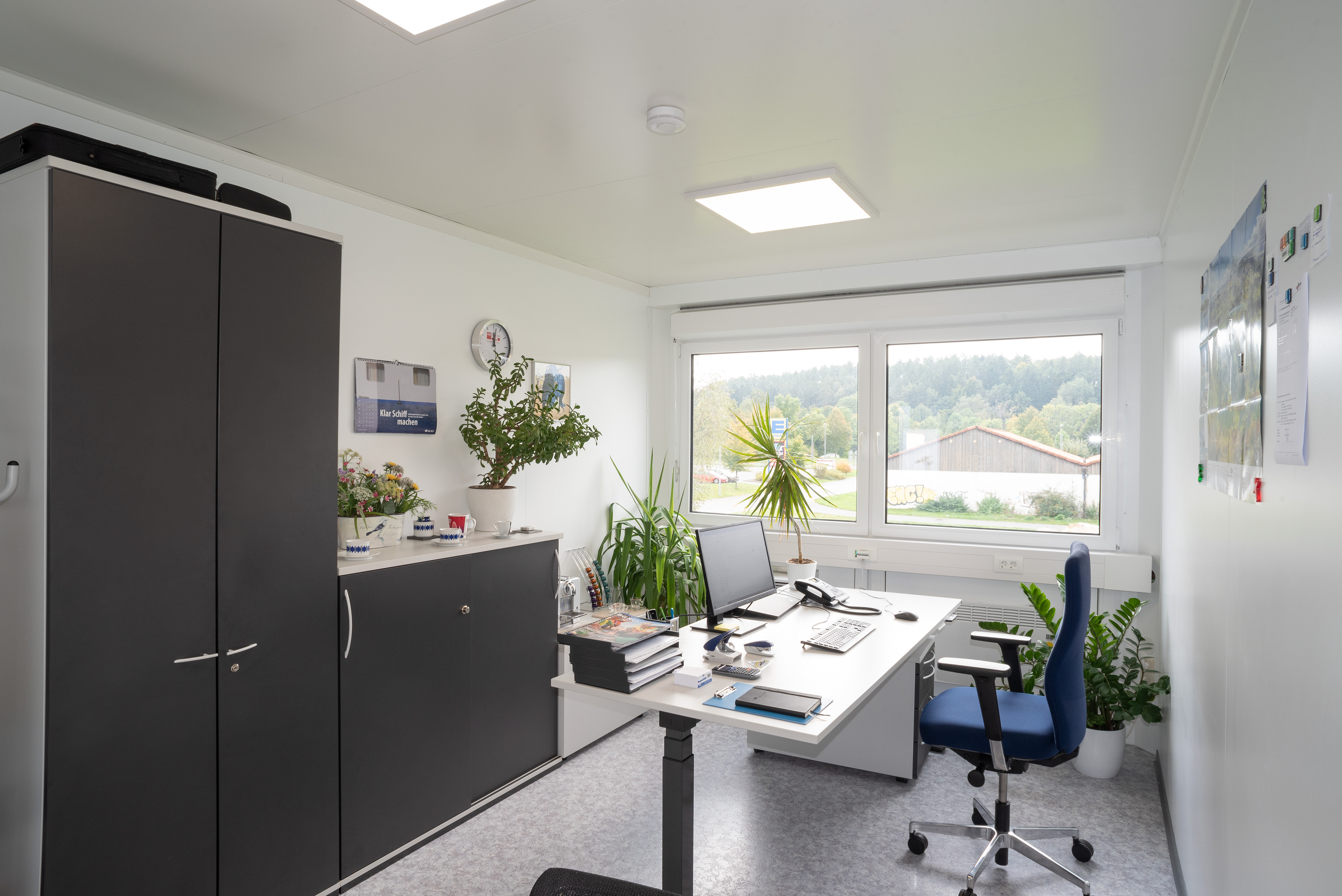 Les bureaux offrent une atmosphère de travail lumineuse et agréable.