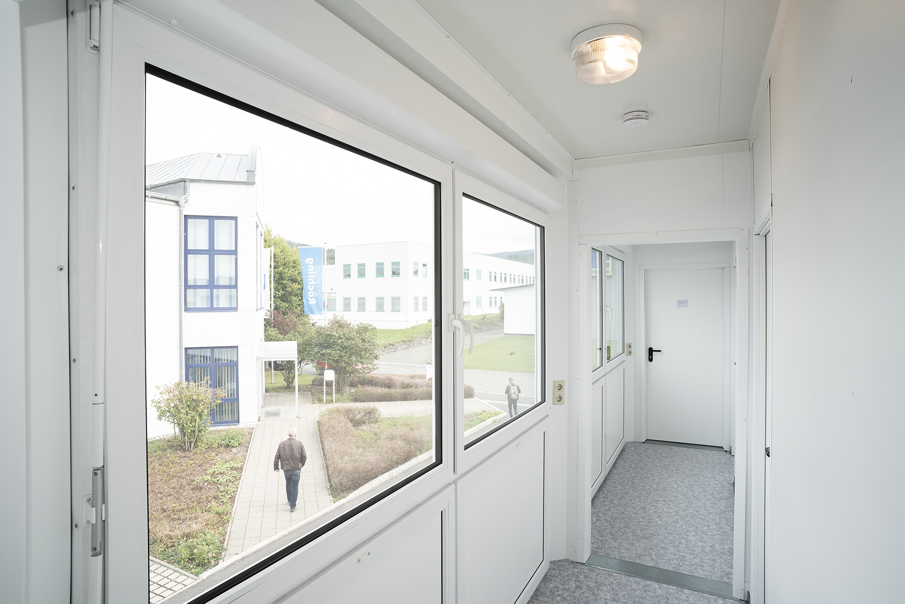 Les couloirs intérieurs avec fenêtres permettent de relier les bureaux individuels.