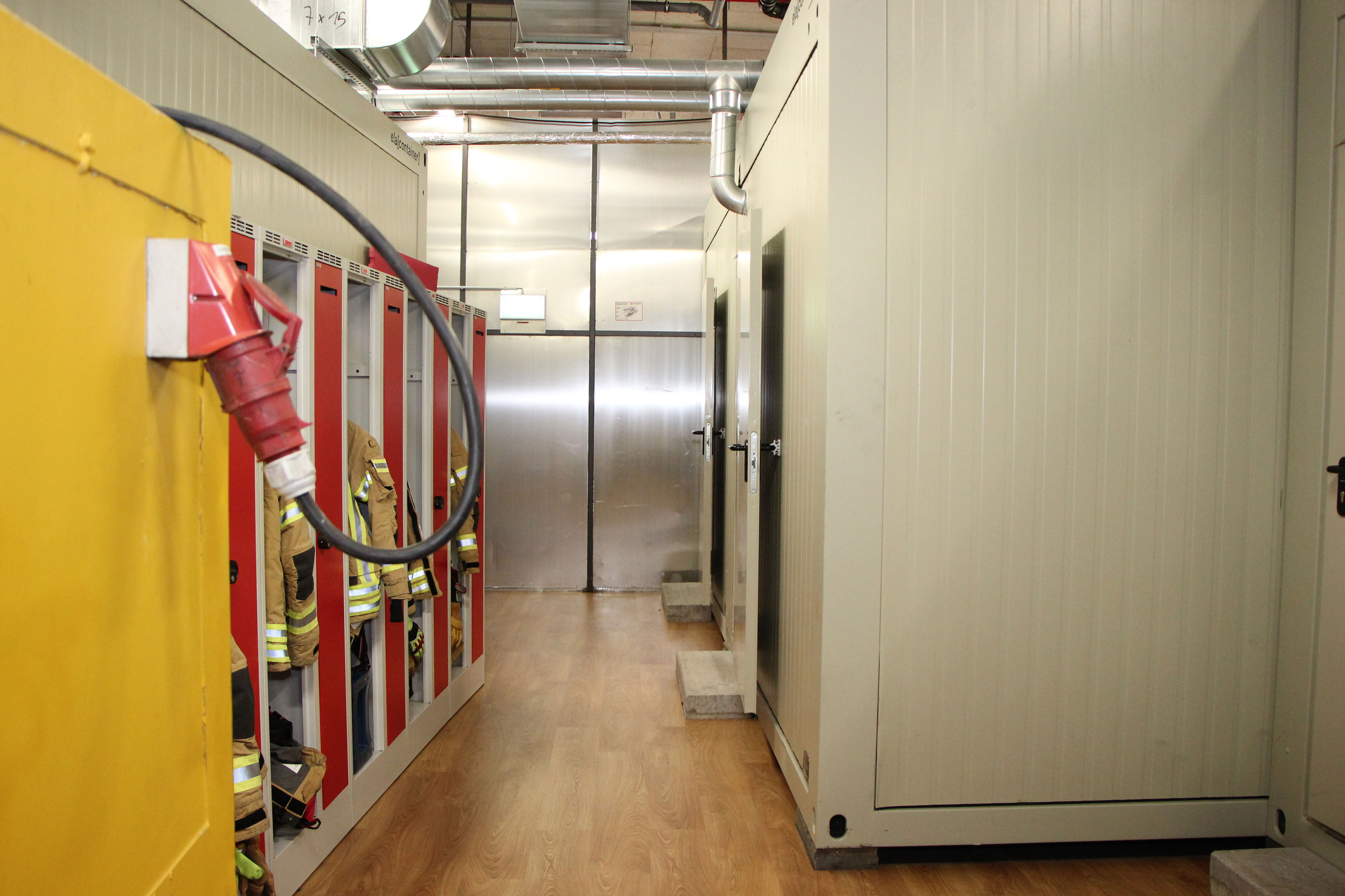 Un système de conteneurs ELA dans l’espace intérieur d’un hall d’entreprise.