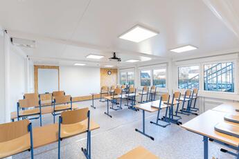 Des salles de classe lumineuses et bien climatisées offrent une atmosphère d’apprentissage conviviale et productive.