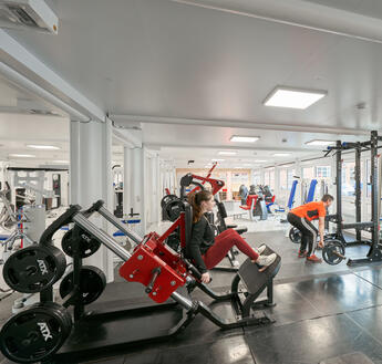 Le studio de fitness en conteneurs ELA offre suffisamment d’espace pour s’entraîner de manière optimale.