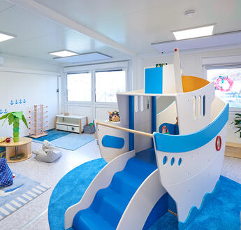 Des salles lumineuses et conviviales créent une atmosphère agréable pour les enfants.